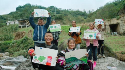 藏在大凉山里的画家：冬天、穿着短袖喝凉水