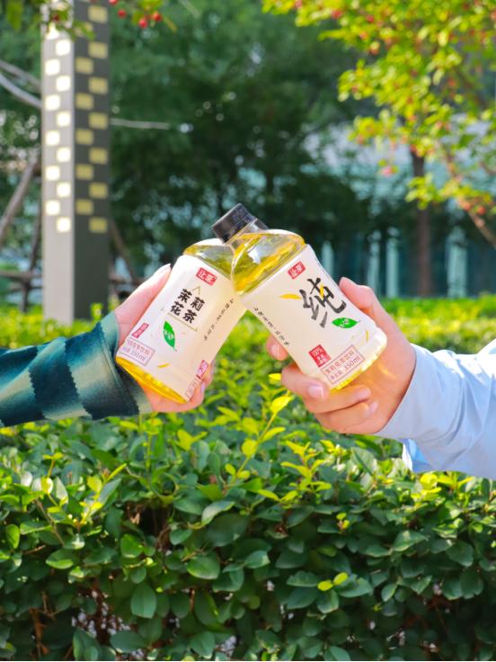  人气歌手、爱豆赵让携让茶现身新浪“扫楼” 记录来啦！