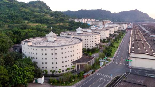  五粮液运营商、合作伙伴和媒体参观五粮液在建项目 点赞企业高质量发展成果