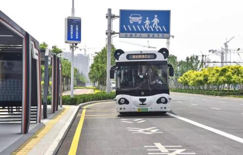 深兰科技熊猫智能公交累计行驶超20万公里 探路智能交通“深兰模式”