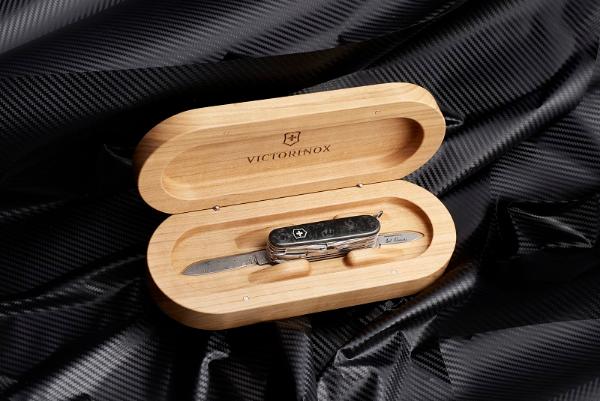  Victorinox 维氏集团参与 2021 年第十三届“大爱无国界”国际义卖活动