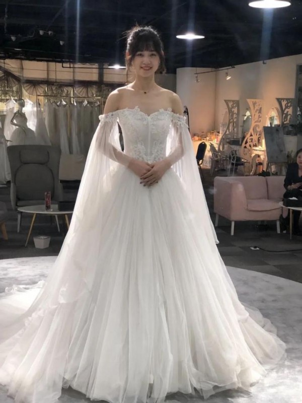  时髦新娘们人手一件的“轻婚纱”，兰摩婚纱到底赢在哪儿？