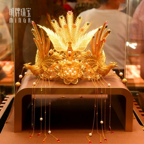 明牌珠宝上市十周年之年末感恩：“十”志不渝，从心出发