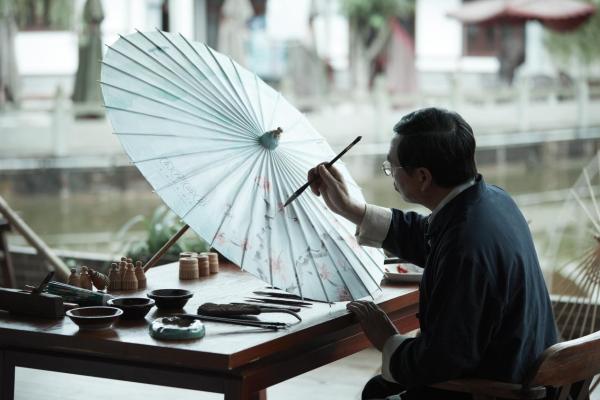  让千载非遗出“彩”！三草两木南韵彩妆