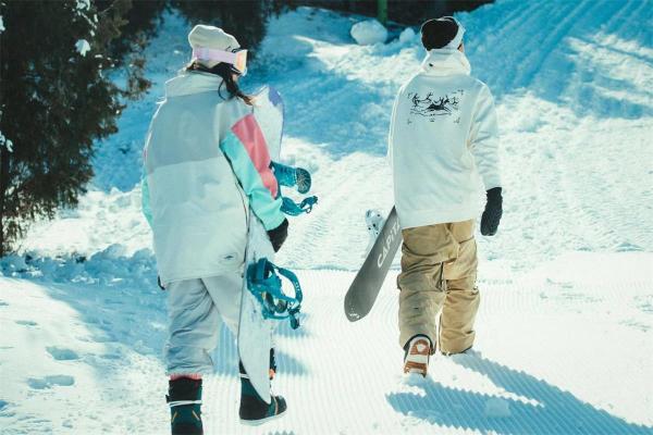 李宁推出全新滑雪品类，探索冰雪运动场景 