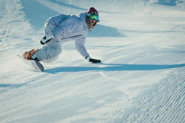 李宁推出全新滑雪品类，探索冰雪运动场景 