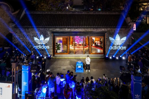  adidas Originals全球首家定制三叶草旗舰店于成都远洋太古里开业，禅院新生诠释潮流内核