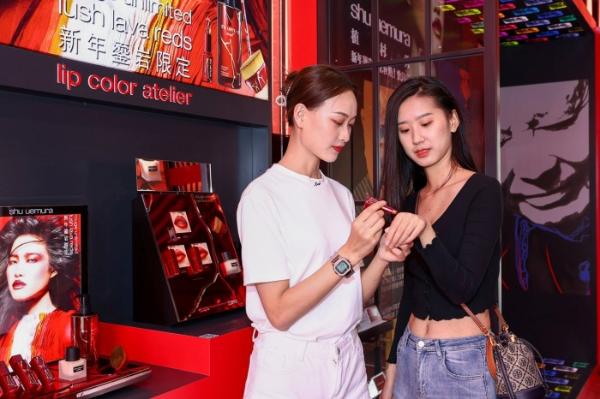 植村秀新年鎏岩「化妆箱」快闪店登陆三亚海旅免税，红运秀色一触即发