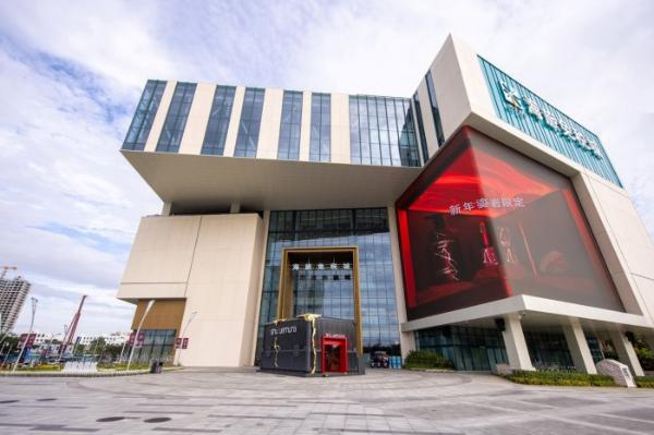 植村秀新年鎏岩「化妆箱」快闪店登陆三亚海旅免税，红运秀色一触即发