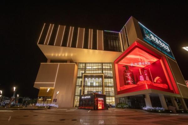 植村秀新年鎏岩「化妆箱」快闪店登陆三亚海旅免税，红运秀色一触即发