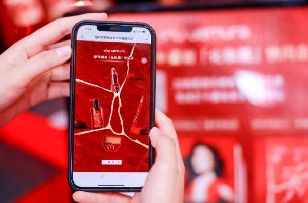 植村秀新年鎏岩「化妆箱」快闪店登陆三亚海旅免税，红运秀色一触即发