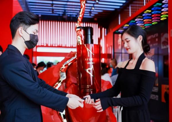 植村秀新年鎏岩「化妆箱」快闪店登陆三亚海旅免税，红运秀色一触即发