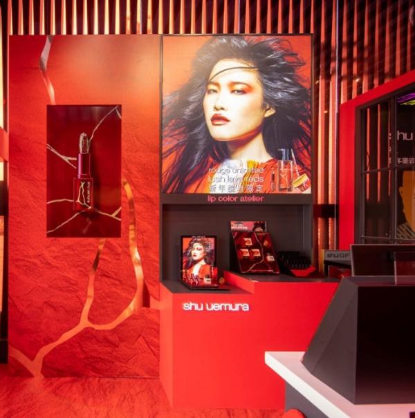 植村秀新年鎏岩「化妆箱」快闪店登陆三亚海旅免税，红运秀色一触即发