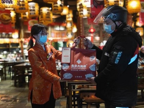 百万骑士坚守岗位，顺丰同城携手百大餐饮品牌将团圆年味送上门！