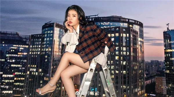 何蓝逗接头随拍温柔可人，少女长大啦