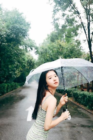 何蓝逗接头随拍温柔可人，少女长大啦
