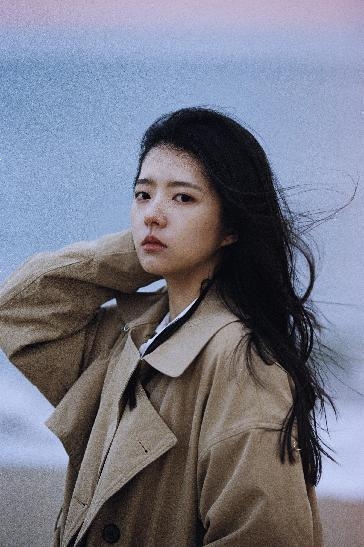 何蓝逗接头随拍温柔可人，少女长大啦