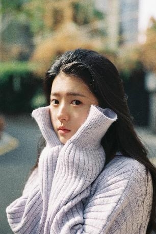何蓝逗接头随拍温柔可人，少女长大啦