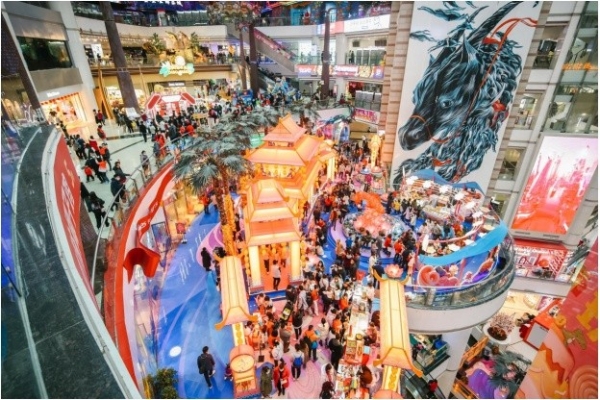 广州正佳广场拉满新年“氛围感” 吸引市民沉浸式畅游感受年味