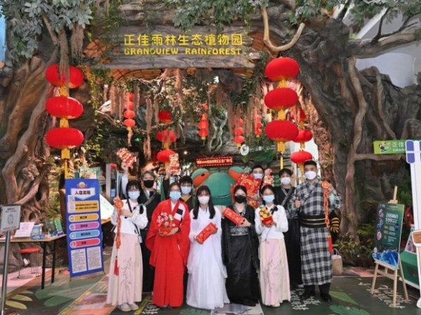 广州正佳广场拉满新年“氛围感” 吸引市民沉浸式畅游感受年味