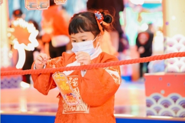 广州正佳广场拉满新年“氛围感” 吸引市民沉浸式畅游感受年味