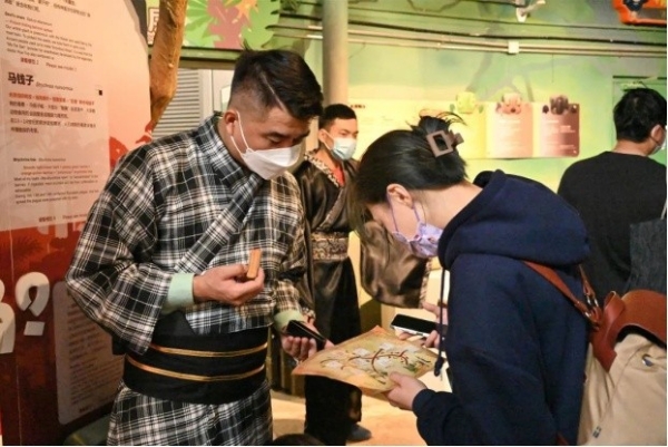 广州正佳广场拉满新年“氛围感” 吸引市民沉浸式畅游感受年味