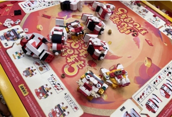 广州正佳广场拉满新年“氛围感” 吸引市民沉浸式畅游感受年味