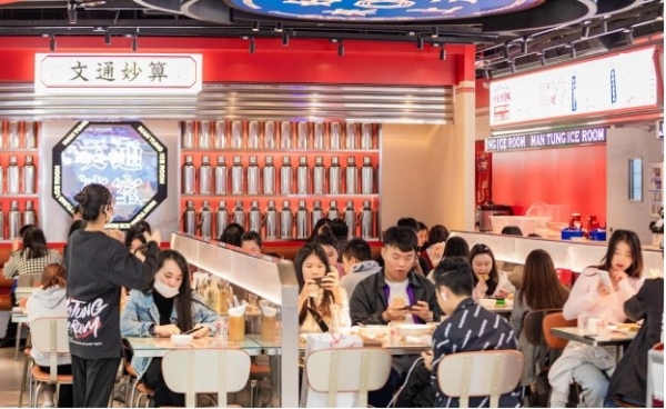 广州正佳广场拉满新年“氛围感” 吸引市民沉浸式畅游感受年味