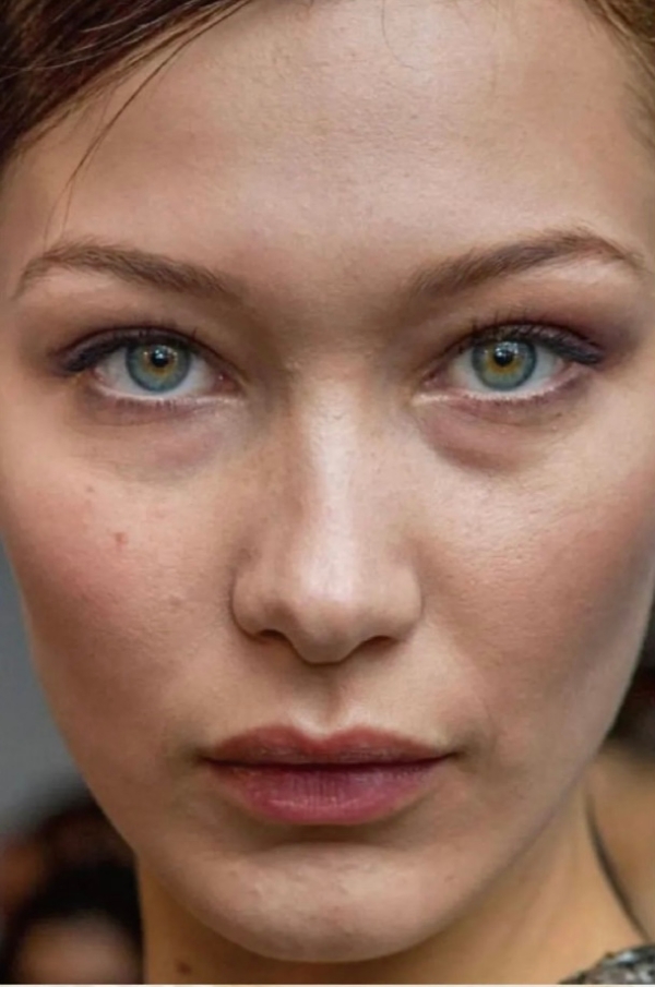 Une image contenant personne, intérieur, cheveux, fermerDescription générée automatiquement