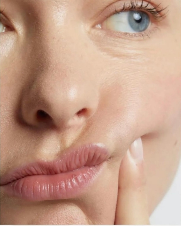 Une image contenant personne, intérieur, dents, brosse à dentsDescription générée automatiquement