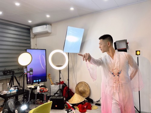  东北小伙在抖音直播间创业教跳舞，打赏让线上收入超过线下