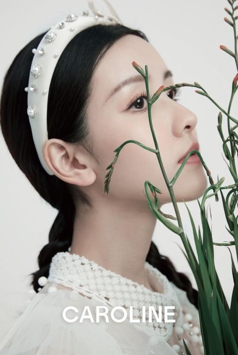 欣贺CAROLINE女神节携手品牌大使陈都灵｜演绎「丛灵之旅」时装大片