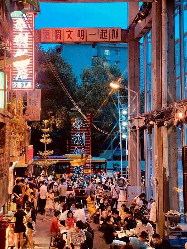  广东女孩拍煲汤短视频挽救30年老店，抖音电商助力女性开拓新事业