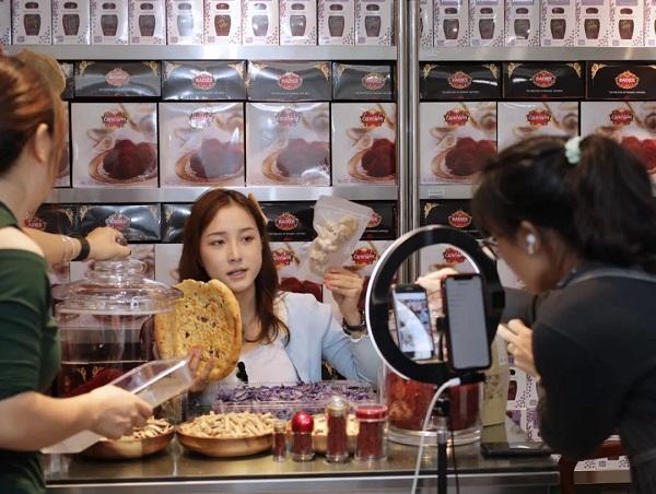  广东女孩拍煲汤短视频挽救30年老店，抖音电商助力女性开拓新事业