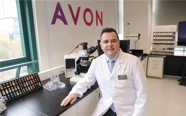 AVON雅芳官宣首位AI肌研师翎Ling， 用数字科技点亮抗老新纪元