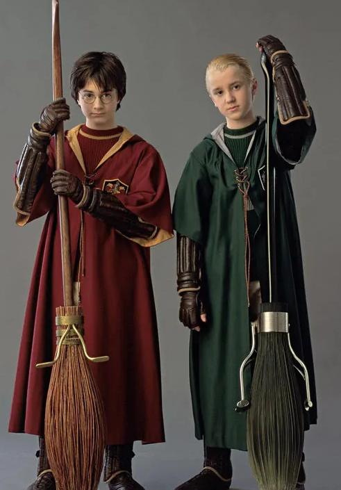 系列和彗星系列光轮系列等等,而其中火弩箭是哈利最喜欢的飞天扫帚