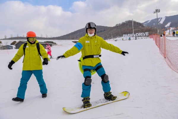 华微电子开展滑雪活动，助力吉林冰雪产业和冰雪经济发展