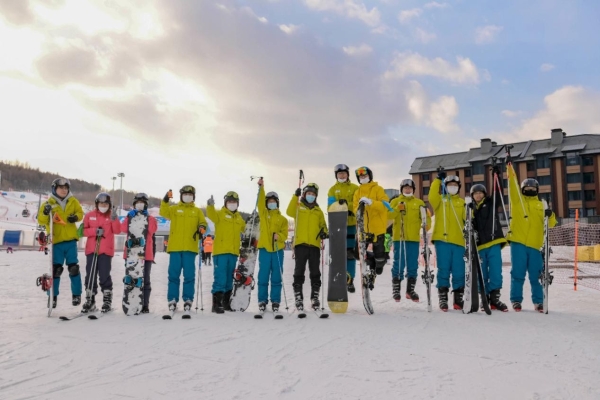 华微电子开展滑雪活动，助力吉林冰雪产业和冰雪经济发展