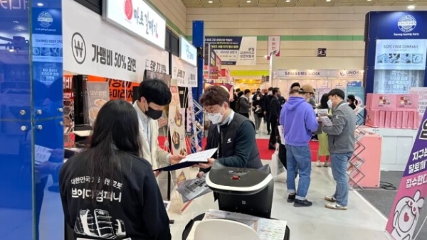  普渡科技联合韩国VD Company参展IFS创业博览会，引爆韩国服务机器人市场