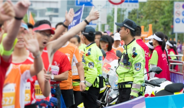 逆行在崗海能達多模智能對講機助力交警守護家園