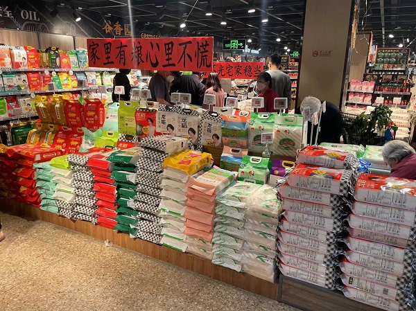  超市发：今日起提前半小时营业 按平时三倍以上货量供应