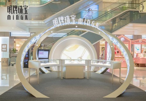 明牌珠宝“时光为证·爱永恒”主题展，2022全新形象空降绍兴银泰