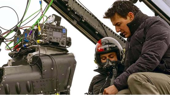 这台电影摄影机，和阿汤哥一起坐在战斗机里