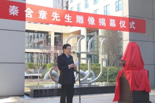  “酒界泰斗”秦含章铜像在中国食品工业发酵研究院揭幕 