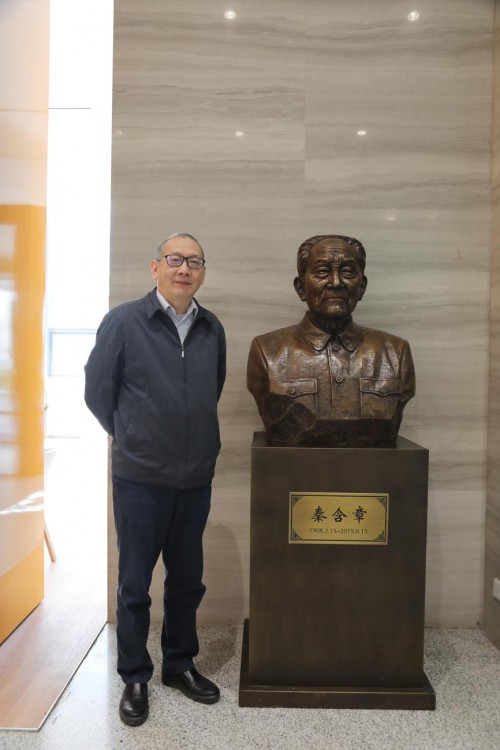  “酒界泰斗”秦含章铜像在中国食品工业发酵研究院揭幕 