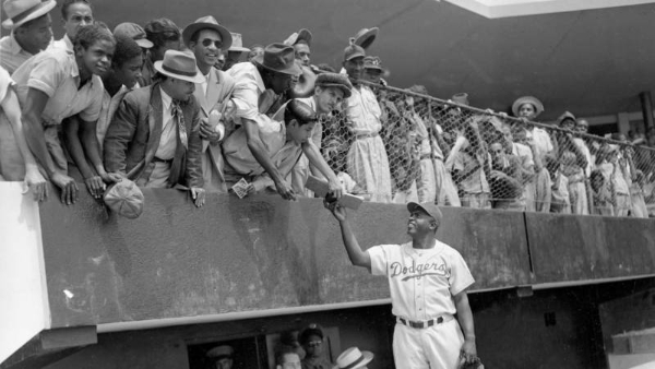  MLB全员“道奇蓝”纪念杰基·罗宾逊日75周年，传承拼搏之道