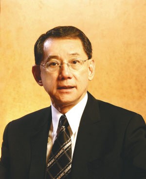 杨受成以诚待人，杨政龙受父亲熏陶为人谦和有礼