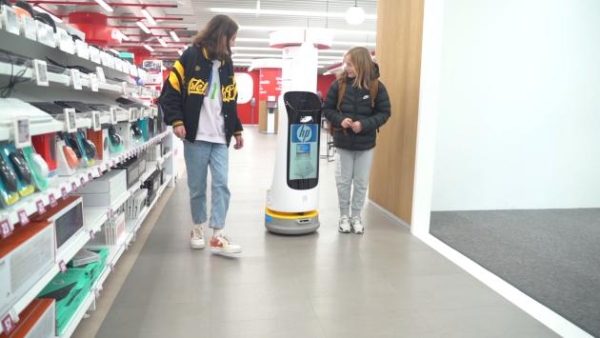  普渡机器人“葫芦”入驻荷兰万得城电器，助力零售业构建智慧消费新业态