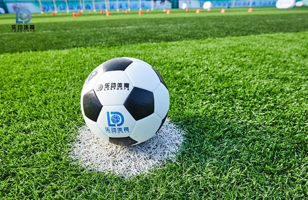 踢足球需要哪些装备？乐动体育商城为你揭晓足球运动必备清单！