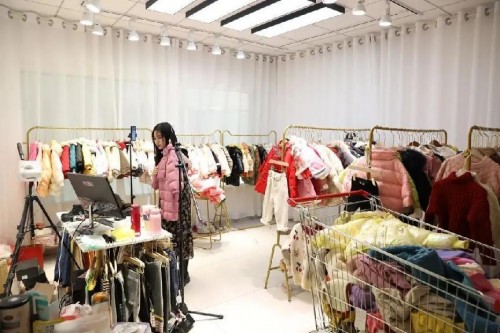  义乌厂长花26万元买下MCN机构，走播一年还清300万债务